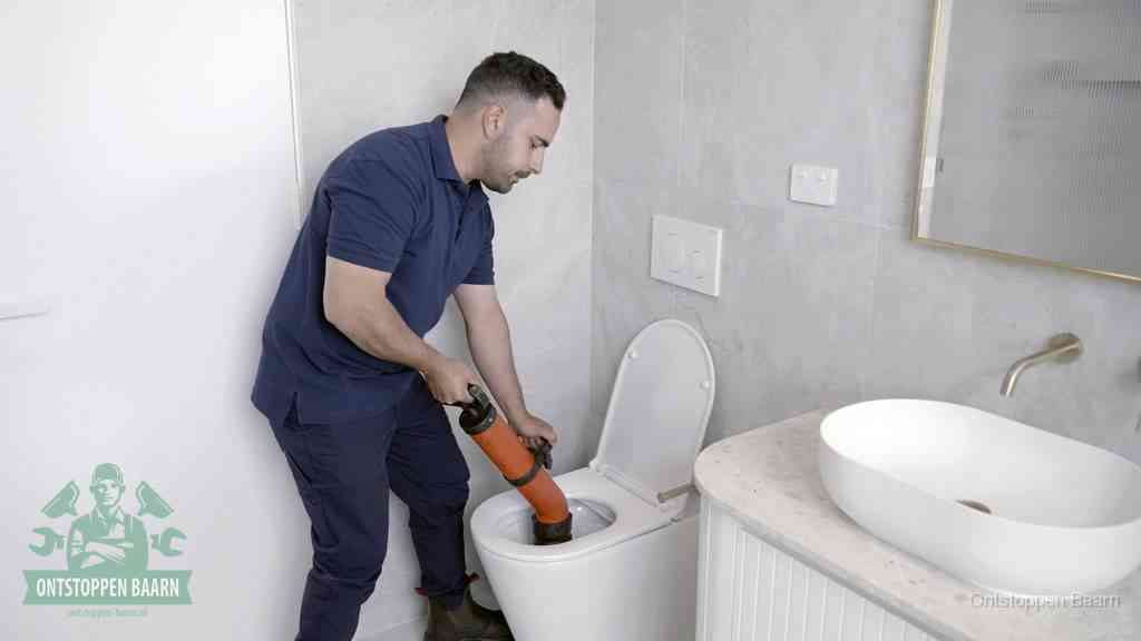 Een wc wordt met een handmatige ontstopper losgepompt, een verstopt toilet zelf ontstoppen met huismiddelen in Baarn